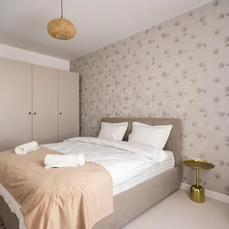 Spacious 606 Apartment *