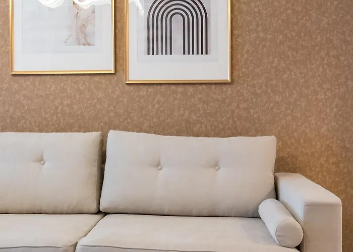 Spacious 606 Apartament