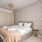 Spacious 606 Apartment *